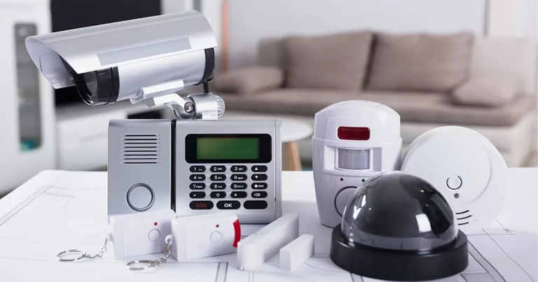 Security alarm: sensors, signal types, notification systems